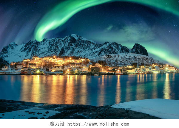 挪威群岛对海岸线上渔村照明的报道